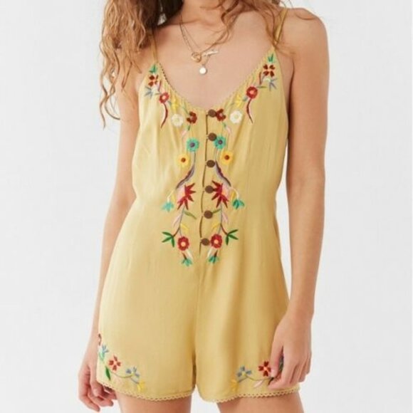 ✨ Urban Outfitters Embroidered Floral Romper - Picture 2 of 6